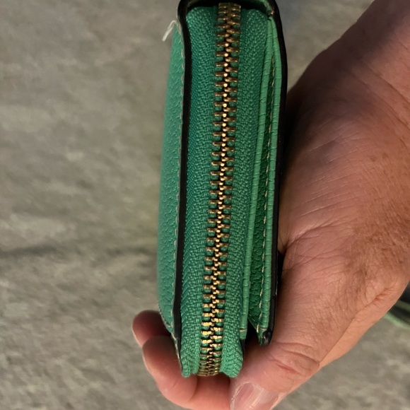 Kate Spade green wristlet. Excellent used condition - Picture 5 of 10